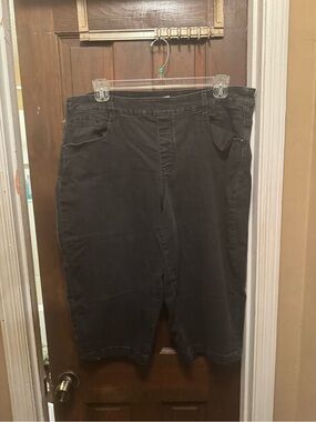 Women’s XXL Black Capris Stretch Pants